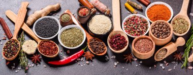 Baharat ve otlar siyah taş zemin üzerinde. Menü veya yemek tarifleri için boş alan ile Üstten Görünüm