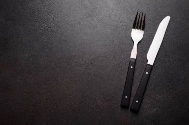 Siyah kopya alanı olan yemek için sofra takımı