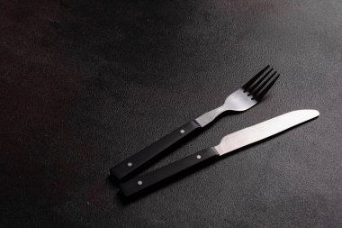 Siyah kopya alanı olan yemek için sofra takımı