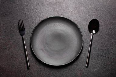 Siyah kopya alanı olan yemek için sofra takımı