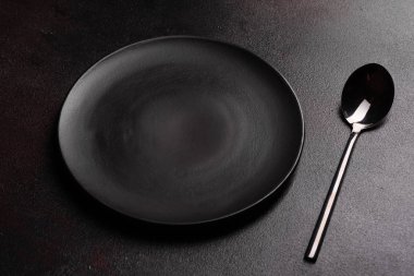 Siyah kopya alanı olan yemek için sofra takımı