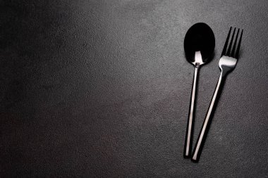 Siyah kopya alanı olan yemek için sofra takımı