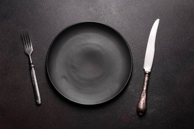 Siyah kopya alanı olan yemek için sofra takımı