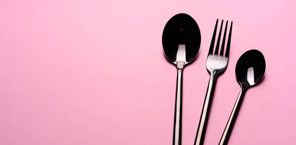 Metal Lepel en vork Geïsoleerd op roze achtergrond. Servies klaar voor de maaltijd — Stockfoto