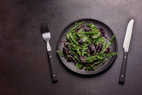 Cibo sano, mix di insalate con rucola, spinaci, sangue di tori, foglie di barbabietola e micro verdure — Foto Stock