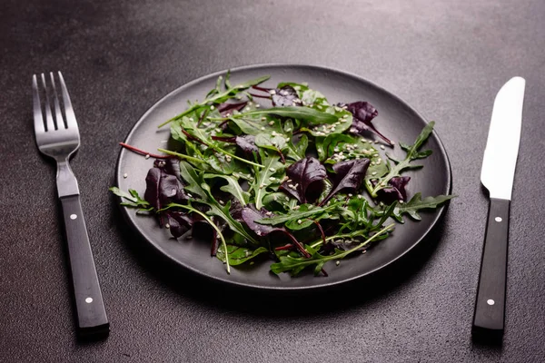 Healthy food, salad mix with arugula, spinach, bulls blood, beet leafs and micro greens — 스톡 사진