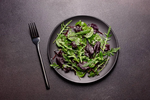 Healthy food, salad mix with arugula, spinach, bulls blood, beet leafs and micro greens — 스톡 사진