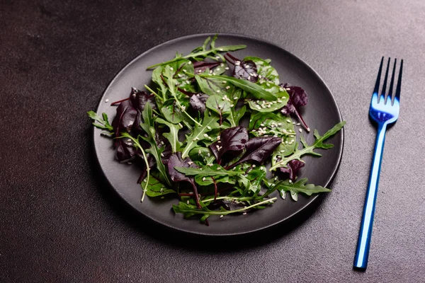 Здорова їжа, салатний мікс з руколою, шпинатом, биками крові, листям буряка та мікрозеленою зеленню — стокове фото