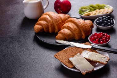 Lezzetli kahvaltı taze kruvasanlar ve olgun çilek ile