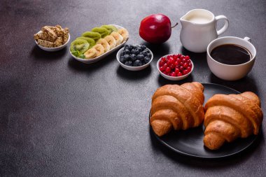 Lezzetli kahvaltı taze kruvasanlar ve olgun çilek ile