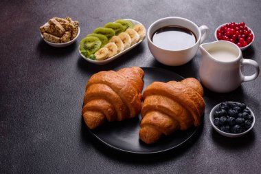 Lezzetli kahvaltı taze kruvasanlar ve olgun çilek ile