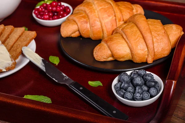 Вкусный завтрак со свежими круассанами и спелыми ягодами — стоковое фото