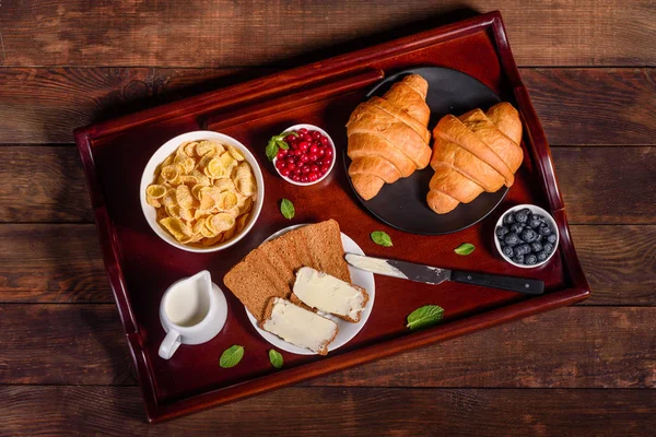 Delicious breakfast with fresh croissants and ripe berries — Stock Photo, Image