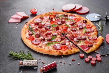 Mozzarella peynirli, salamlı ve jambonlu Pepperoni Pizza.