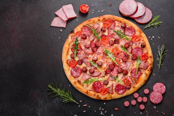 Mozzarella peynirli, salamlı ve jambonlu Pepperoni Pizza.
