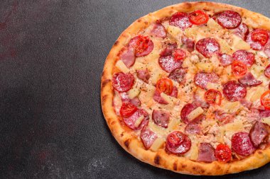 Mozzarella peynirli, salamlı, jambonlu Pepperoni Pizza.