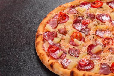 Mozzarella peynirli, salamlı, jambonlu Pepperoni Pizza.