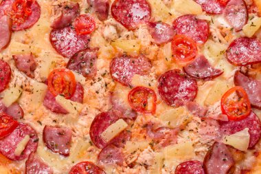 Mozzarella peynirli, salamlı, jambonlu Pepperoni Pizza.
