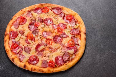 Mozzarella peynirli, salamlı, jambonlu Pepperoni Pizza.