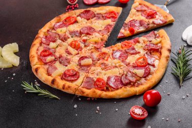 Mozzarella peynirli, salamlı, jambonlu Pepperoni Pizza.