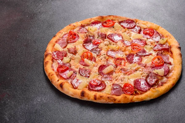 Pepperoni Pizza with Mozzarella cheese, salami, ham — Stock Photo, Image