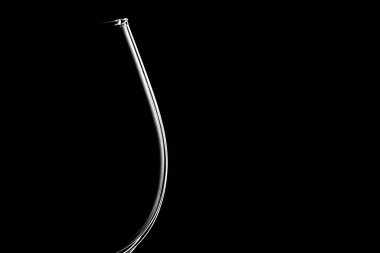 Boş cam silueti siyah arkaplanda izole edildi