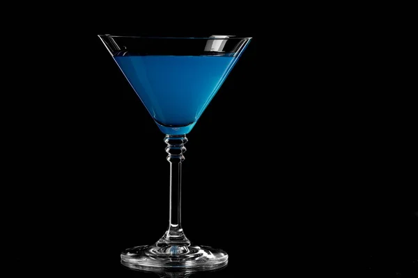 Primo piano del cocktail al curacao blu. Cocktail laguna blu in vetro — Foto Stock