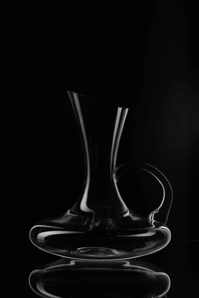 Une carafe vide de vin dans un fond sombre — Photo