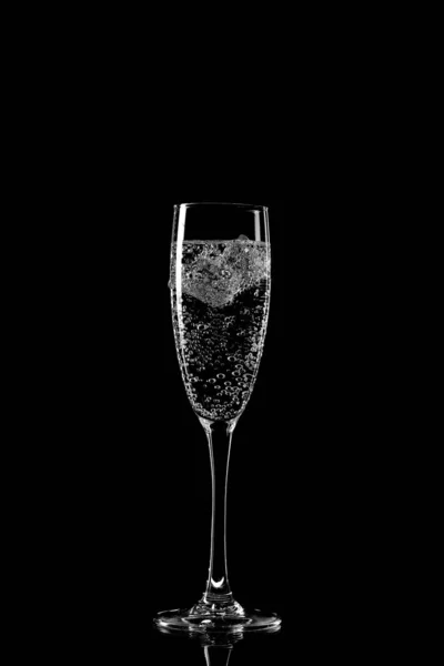 黒い背景に氷と炭酸水ソーダ飲み物のグラス — ストック写真