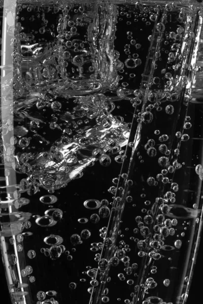 Vaso de soda de agua con gas con hielo sobre fondo negro — Foto de Stock