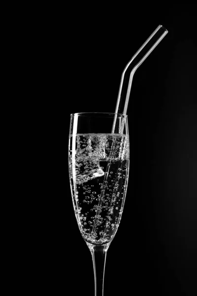 Vaso de soda de agua con gas con hielo sobre fondo negro — Foto de Stock