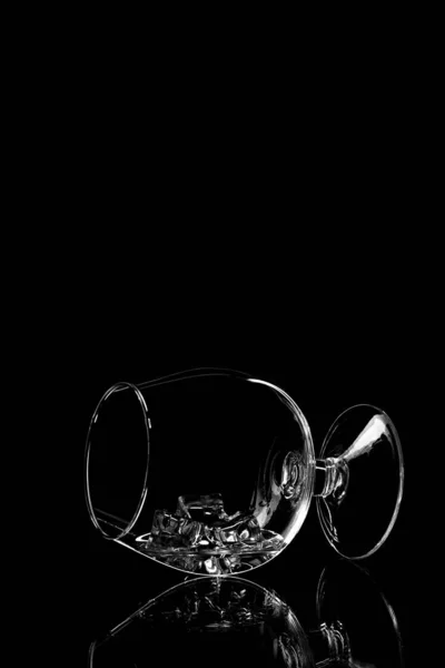 Silhouette en verre vide isolée sur fond noir — Photo