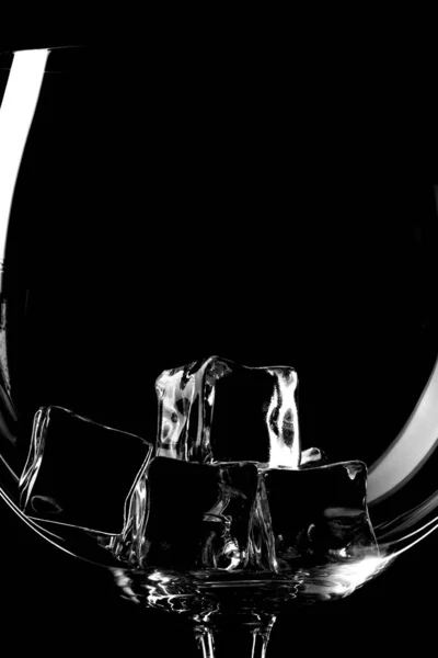 Silueta de vidrio vacía aislada sobre fondo negro — Foto de Stock