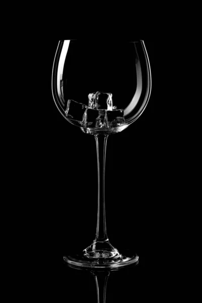 Silhueta de vidro vazio isolado em fundo preto — Fotografia de Stock