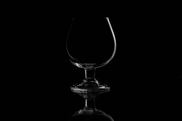 Silhouette en verre vide isolée sur fond noir Image En Vente