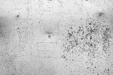 Çatlakları ve çizikleri olan metal bir duvarın dokusu arka plan olarak kullanılabilir.