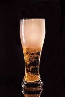 Ahşap arka plan kopya alanı ile cam bira