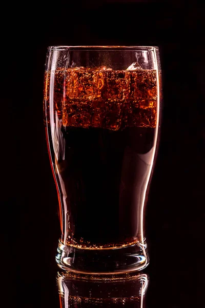 Vidro de cola com cubos de gelo e gotículas, isolado sobre fundo preto — Fotografia de Stock