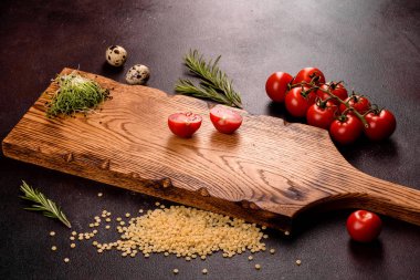 Koyu arkaplanda pişirme macunu içeriği