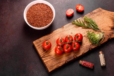 Hint mutfağı için gerekli malzemeler siyah bir yüzey üzerindedir.