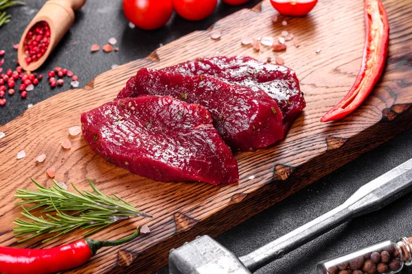 Verse Rauwe Biefstuk Mignon Met Zout Peperkorrels Tijm Tomaten Rauw — Stockfoto