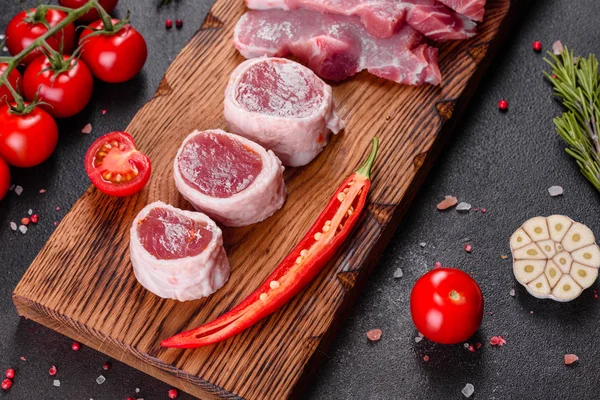 Verse Stukken Varkensvlees Klaar Koken Een Donkere Achtergrond Keuken Sirloin — Stockfoto