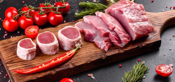 Verse Stukken Varkensvlees Klaar Koken Een Donkere Achtergrond Keuken Sirloin — Stockfoto