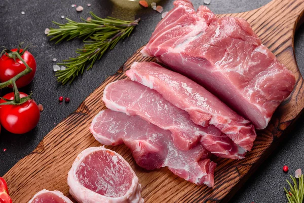 Verse Stukken Varkensvlees Klaar Koken Een Donkere Achtergrond Keuken Sirloin — Stockfoto