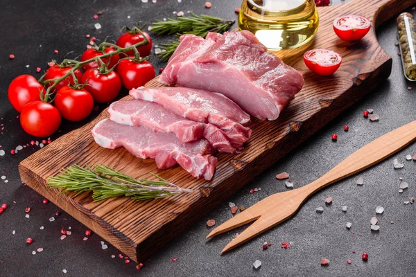 Verse Stukken Varkensvlees Klaar Koken Een Donkere Achtergrond Keuken Sirloin — Stockfoto