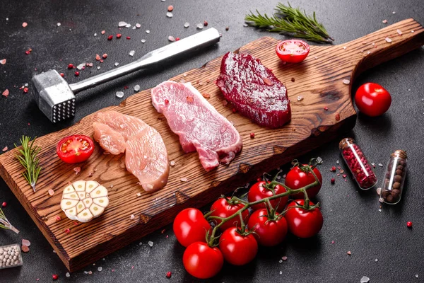 鶏肉の新鮮なジューシーなステーキを野菜と調理する準備ができています 調理用に用意されたさまざまな種類の肉からステーキ — ストック写真