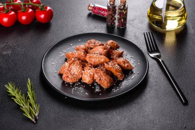 Susamlı tavuk fileto, siyah taş tabakta teriyaki sosu. Asya mutfağı