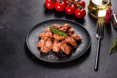 Susamlı tavuk fileto, siyah taş tabakta teriyaki sosu. Asya mutfağı
