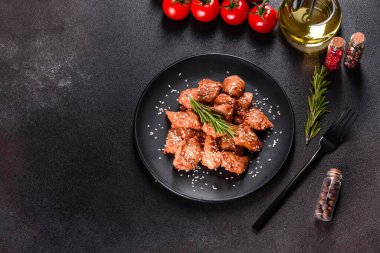 Susamlı tavuk fileto, siyah taş tabakta teriyaki sosu. Asya mutfağı
