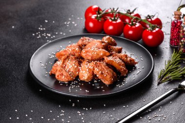 Susamlı tavuk fileto, siyah taş tabakta teriyaki sosu. Asya mutfağı